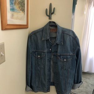 Vintage oversized Levi’s Denim Jacket!🌵💛